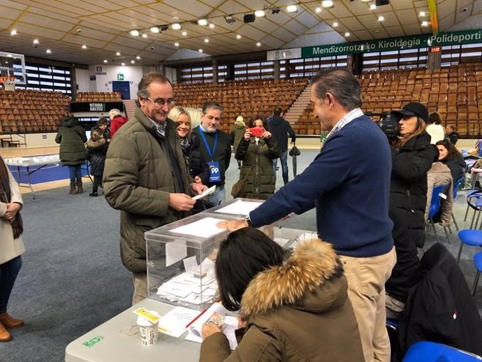 Alfonso Alonso, ejerciendo su derecho al voto en Vitoria