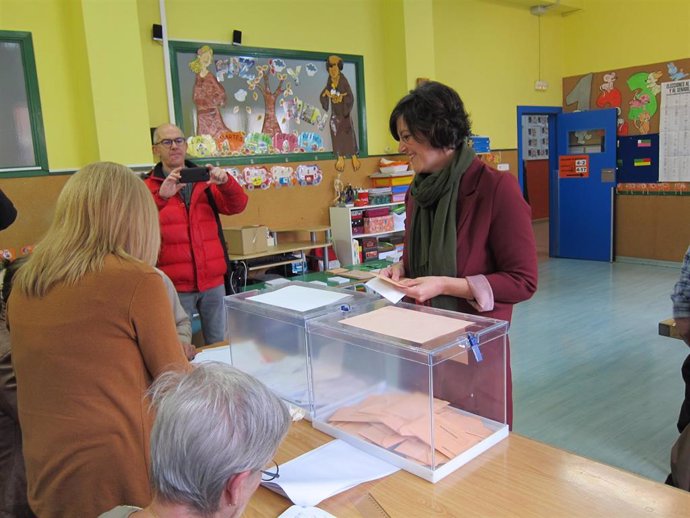 La cabeza de lista al Congreso por el PSOE de La Rioja, María Marrodán, ejerce su derecho a voto