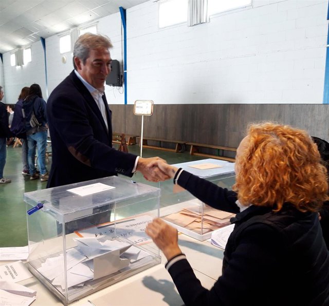 El delegado del Gobierno de España en Andalucía, Lucrecio Fernández, vota