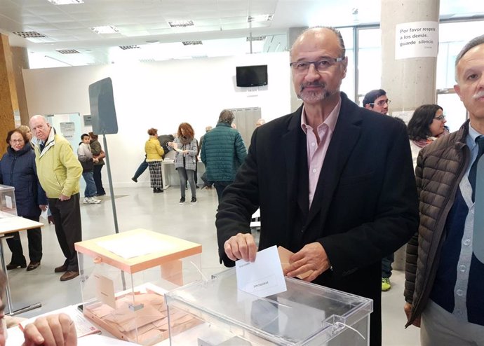 Luis Fuentes Vota En Su Colegio Electoral De Salamanca.