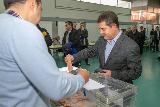 Emiliano García-Page votando en las elecciones del 10 de noviembre