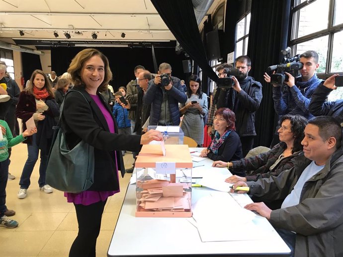 L'alcaldessa de Barcelona, Ada Colau, vota en les eleccions generals del 10 de novembre de 2019
