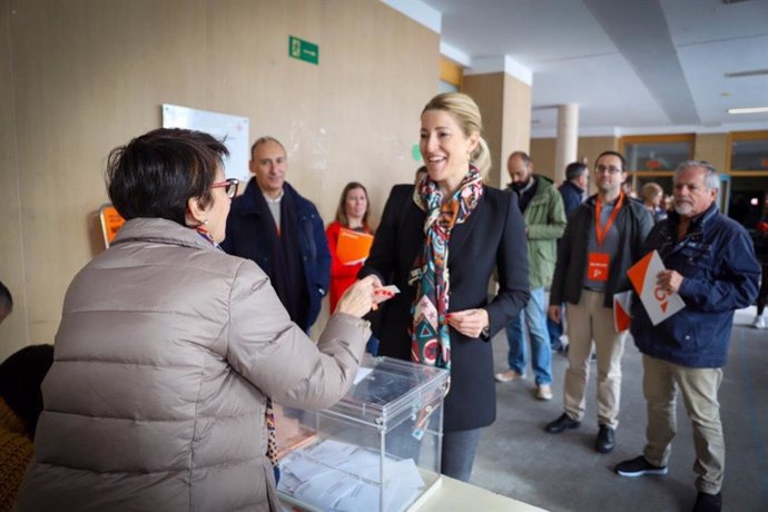 La cabeza de lista de Ciudadanos (Cs) al Congreso por la provincia de Valencia, María Muñoz, vota en el 10N