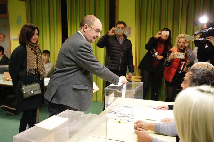 El presidente del Gobierno de Aragón, Javier Lambán, vota el 10N.