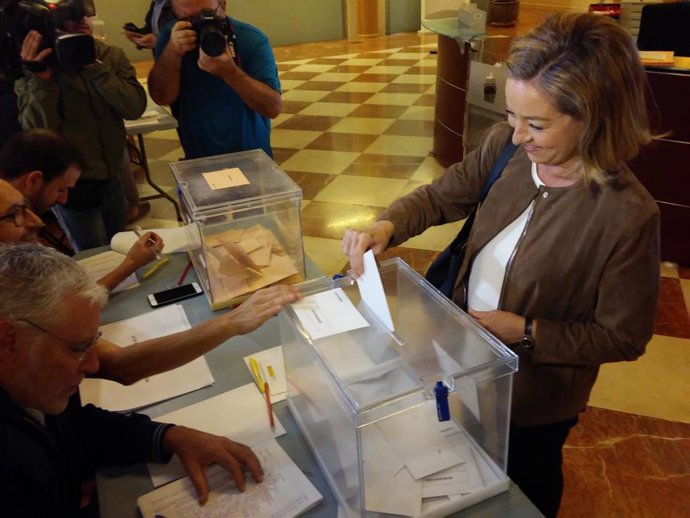 Ana Oramas, candidata de CC-PNC-NC, ejerce su derecho al voto