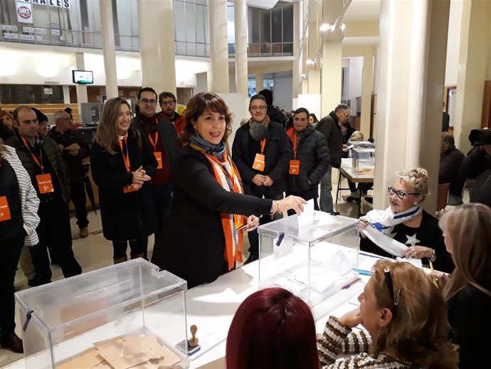 La candidata de CS al Congreso, María Luisa Alonso, votando en el Ayuntamiento en noviembre de 2019