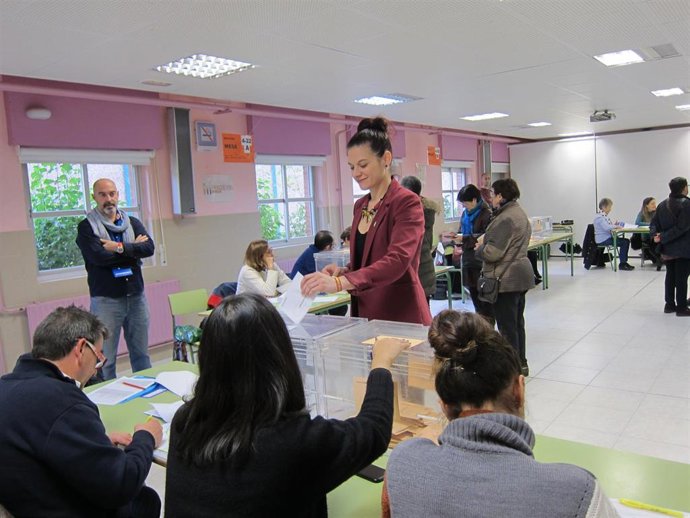 La candidata al Senado por Vox La Rioja, Silvia Garrido, ejerce su derecho a voto