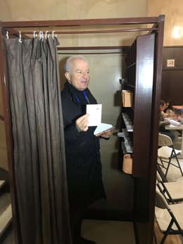 El cabeza de lista del PP al Congreso de los Diputados por la circunscripción de Zaragoza, Eloy Suárez, muestra su voto