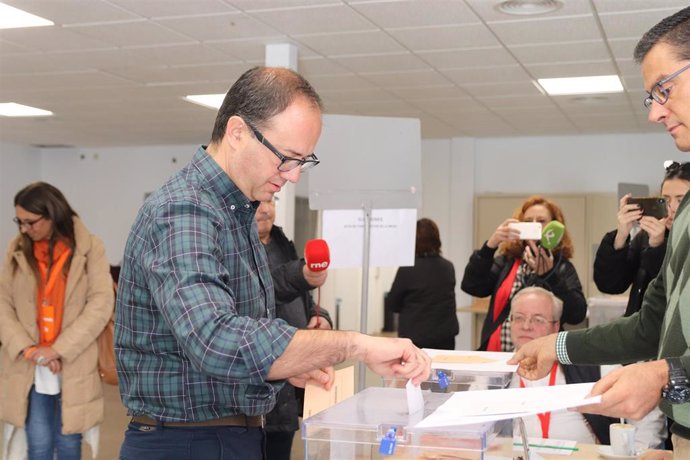 El presidente de Ciudadanos en Extremadura, Cayetano Polo, en el momento de votar en Cáceres.