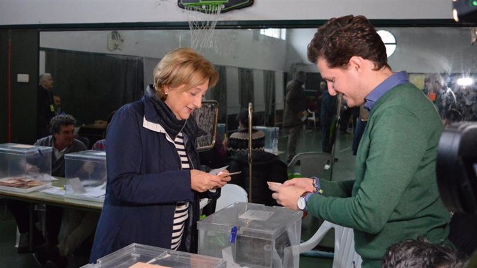 La delegada del Gobierno en Asturias, Delia Losa, ejerce su derecho al voto en las elecciones generales