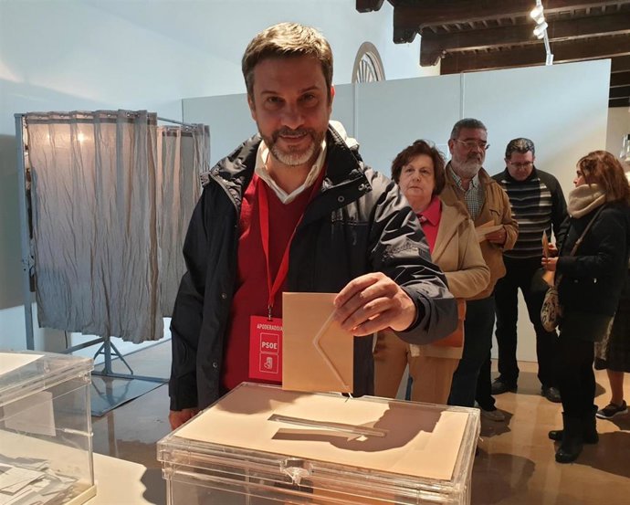 El cabeza de lista al Senado del PSRM, Joaquín López, ejerciendo su derecho a voto