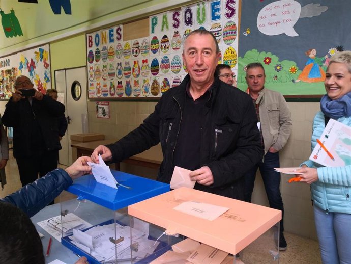 Baldoví (Més Compromís) deposita su voto en el CEIP Cervantes de Sueca