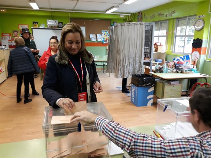 La cabeza de lista del PSOE al Senado, María Victoria de Pablo, vota en el colegio Espartero de Logroño