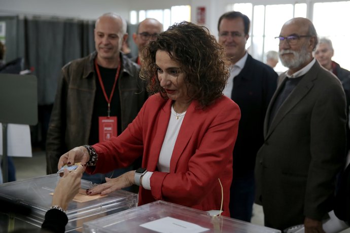 La ministra de Hacienda en funciones, María Jesús Montero, vota en Sevilla este 10N