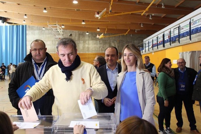 La candidata del PP a les eleccions generals, Cayetana Álvarez de Toledo, acompanya a votar al secretari general del PP de Catalunya, Daniel Serrano, i al candidat del PP per Girona, Alberto Mas Vil, a Calonge (Girona)