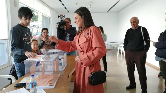 María José Calderón vota en Don Benito.