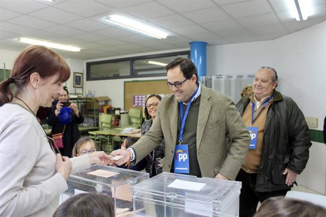 Paco Núñez votando