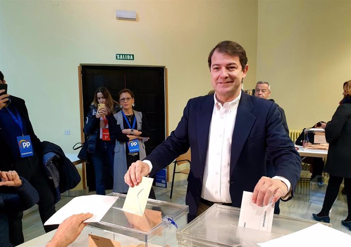 Fernández Mañueco vota en Salamanca.
