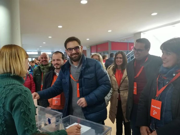 El cabeza de lista al Senado por Cs, Diego Ubis, vota en la Universidad de La Rioja