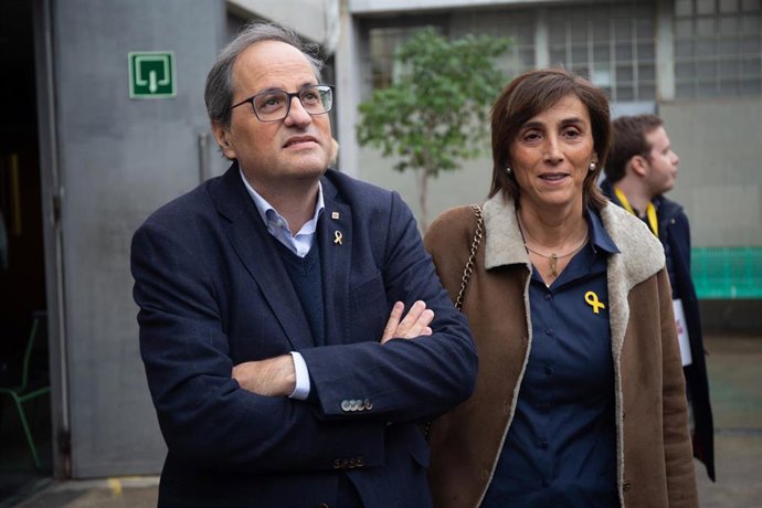 El presidente de la Generalitat, Quim Torra, junto a su mujer, Carola Miró, en el colegio electoral para ejercer su derecho al voto duranta la jornada electoral de las elecciones generales en Barcelona, a 10 de noviembre de 2019