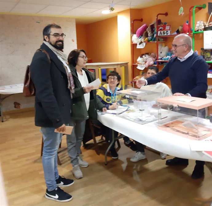 El candidato de Unidas Podemos al Senado, Guillermo Robles, vota en Arnedo