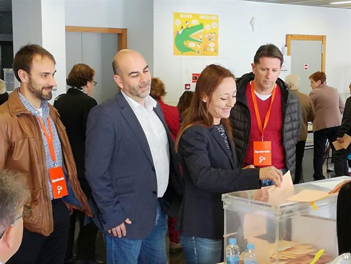 La cabeza de lista de Cs al Congreso por Castellón, Sandra Juli, vota en Moncofa