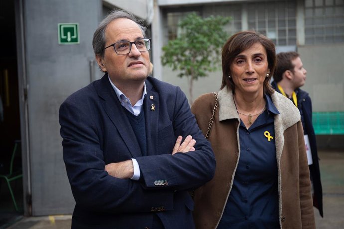El president de la Generalitat, Quim Torra, al costat de la seva dona, Carola Miró, al collegi electoral per exercir el seu dret al vot durant la jornada electoral de les eleccions generals a Barcelona, el 10 de novembre de 2019