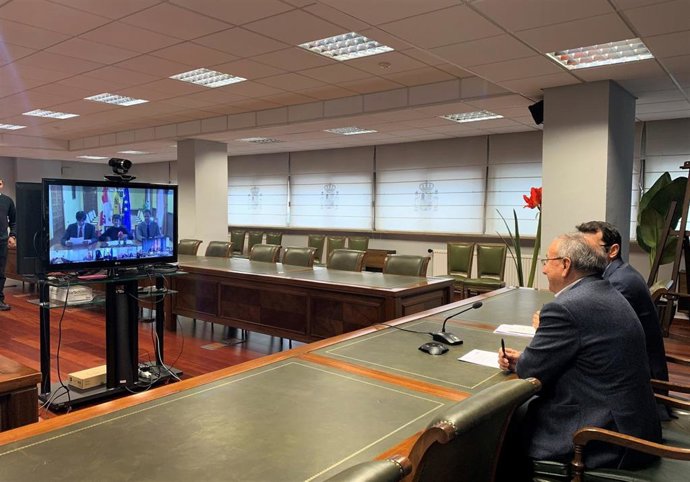 El subdelegado del Gobierno en Valladolid, Emilio Álvarez, charla en la videoconferencia con la delegada en Castilla y León, Mercedes Martín, sobre la constitución de las mesas electorales.