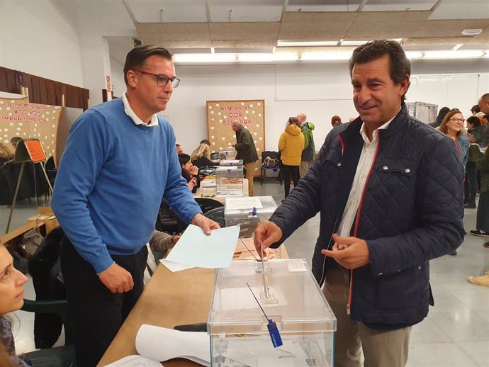 El presidente del Partido Popular en Baleares, Biel Company, ejerciendo su derecho al voto.