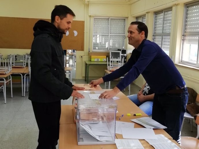 Álvaro Jaén, en el momento de votar en Mérida