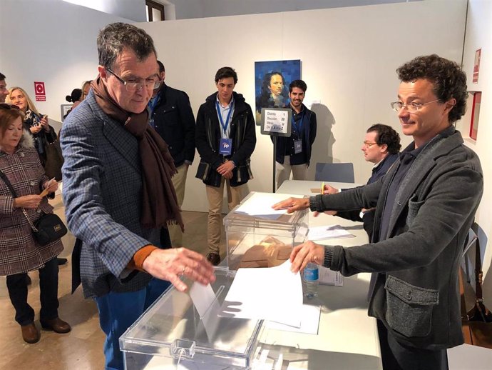 El alcalde de Murcia, José Ballesta, ejerciendo su derecho al voto en las elecciones generales del 10N