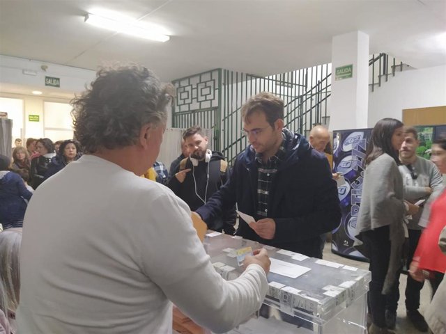 El coordinador general de IULV-CA, Toni Valero, vota en Málaga en las elecciones generales del 10N