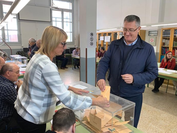 El candidato del PP al Senado por Teruel, Manuel Blasco, vota en las elecciones generales del 10N.