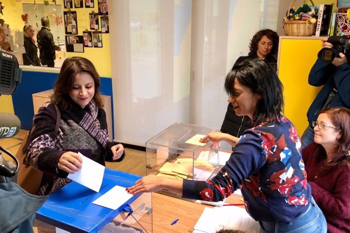 La cabeza de lista de los socialistas al Congreso por Asturias y vicesecretaria general del PSOE, Adriana Lastra, ejerce su derecho al voto en las elecciones generales
