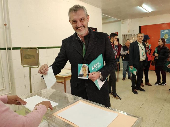 El cabeza de lista de Más País-Equo, Óscar Urralburu , ejerciendo derecho al voto en elecciones geenrales 10N