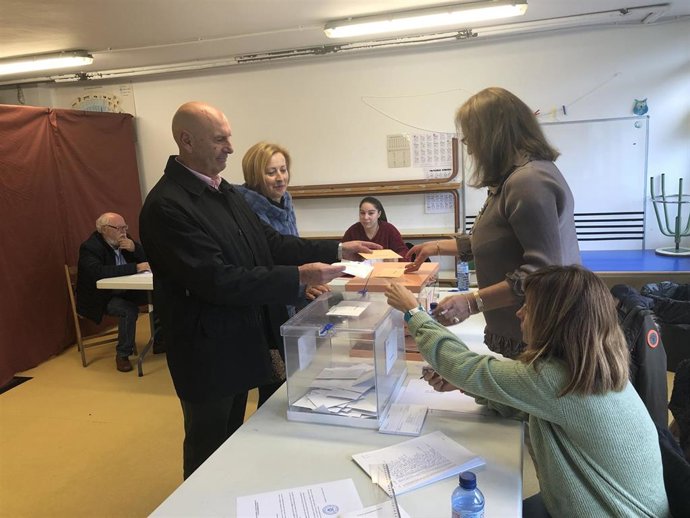 El delegado del Gobierno, Eduardo Echevarría, votando en el colegio Marcial Solana en La Concha de Villaescusa