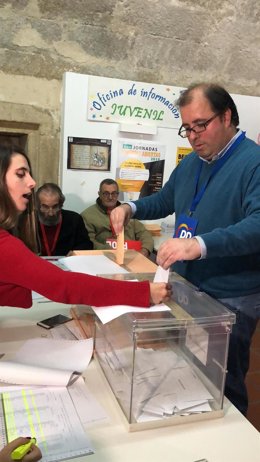 Alberto Casero vota en Trujillo.