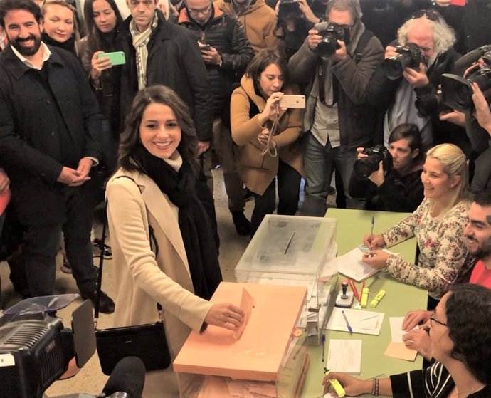 Votació de la candidata de Cs al Congrés per Barcelona, Inés Arrimadas, al costat del seu marit, Xavier Cim (darrere seu), el dia de les eleccions generals del 10 de novembre de 2019