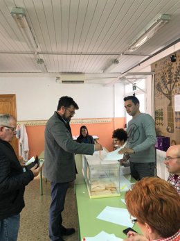 El número dos de VOX al Congreso por Murcia, Joaquín Robles, ejerce su derecho al voto en elecciones generales 10 de noviembre