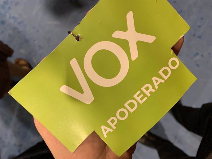 Apoderados de Vox y Podemos de Logroño se enfrentan por la imagen de la bandera de España en acreditaciones Vox