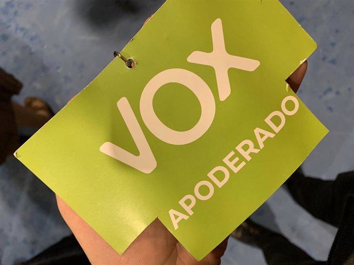 Apoderados de Vox y Podemos de Logroño se enfrentan por la imagen de la bandera de España en acreditaciones Vox