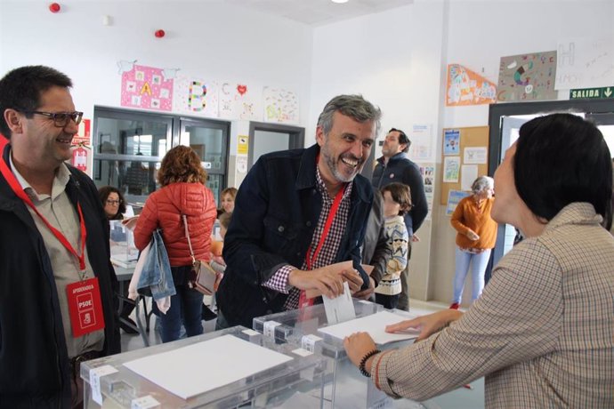 El cabeza de lista del PSOE al Congreso por Málaga, Ignacio López, vota el 10N