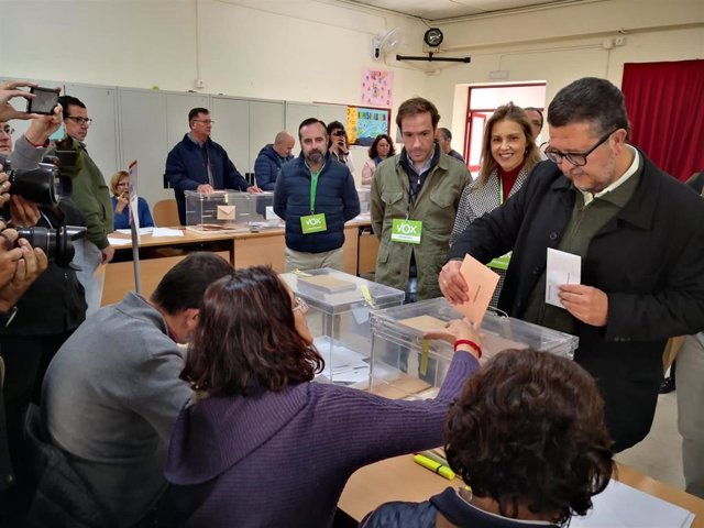 El presidente del Grupo Parlamentario de Vox en Andalucía, Francisco Serrano, vota