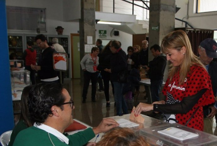 La candidata del PSOE al Congreso por Castellón Susana Ros vota en el 10N