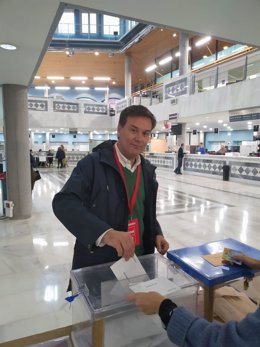 El candidato del PSOE al Senado por Asturias, Francisco Blanco, ejerce su derecho al voto en las elecciones generales