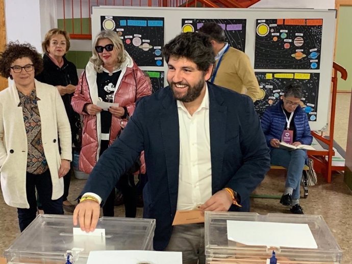 El presidente del PP de la Región de Murcia y presidente regional, Fernando López Miras, ejerciendo su derecho a voto en Lorca