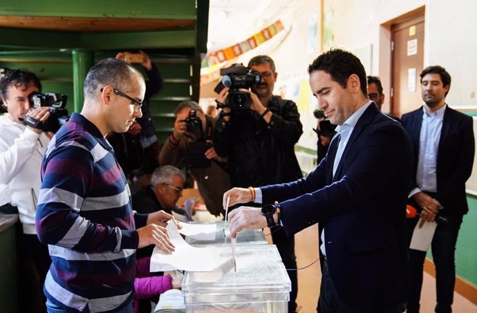 El secretario general del PP, Teodoro García Egea, ejerce su derecho a voto en las elecciones general del 10 de noviembre