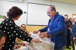 Monago votando en Badajoz.