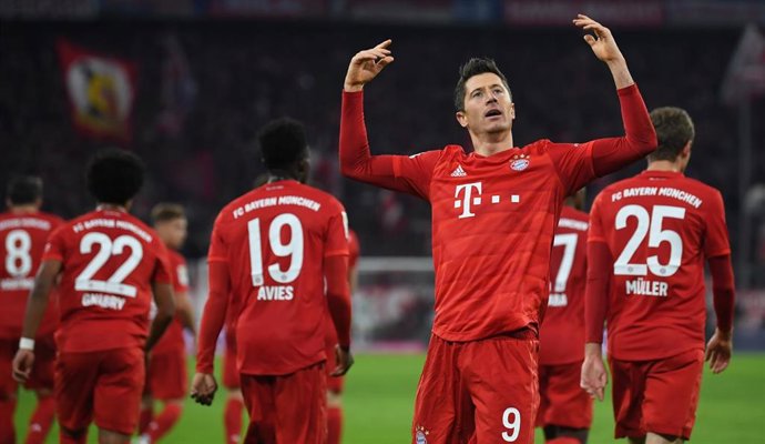 El delantero del Bayer Múnich Robert Lewandowski celebra un gol contra el Borussia Dortmund