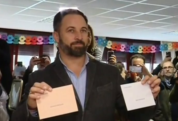 Santiago Abascal exercint el seu dret a vot a Madrid